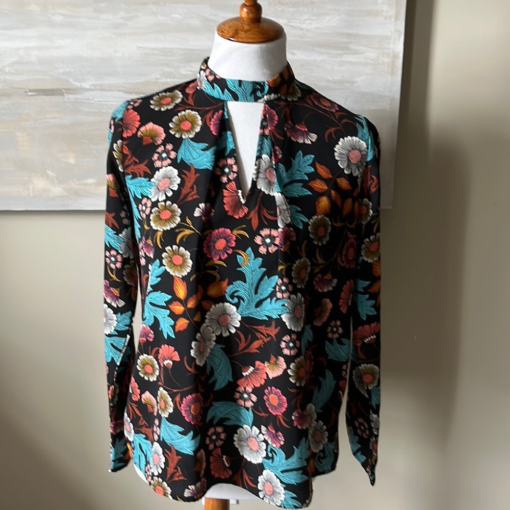Everly flowered blouse with keyhole neckline